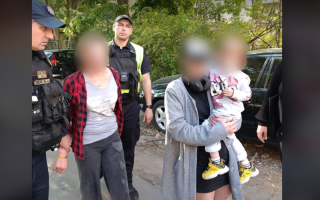 На Одещині жінка заради лайків поїла алкоголем 2-річну племінницю у прямому ефірі: дитину забрали з сім’ї